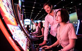 Tampilan meja Casino Hold'em dengan kartu dealer dan komunitas di studio live iontogel