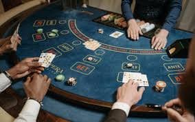 Diagram urutan kartu dan tahapan pertaruhan dalam permainan Casino Hold'em